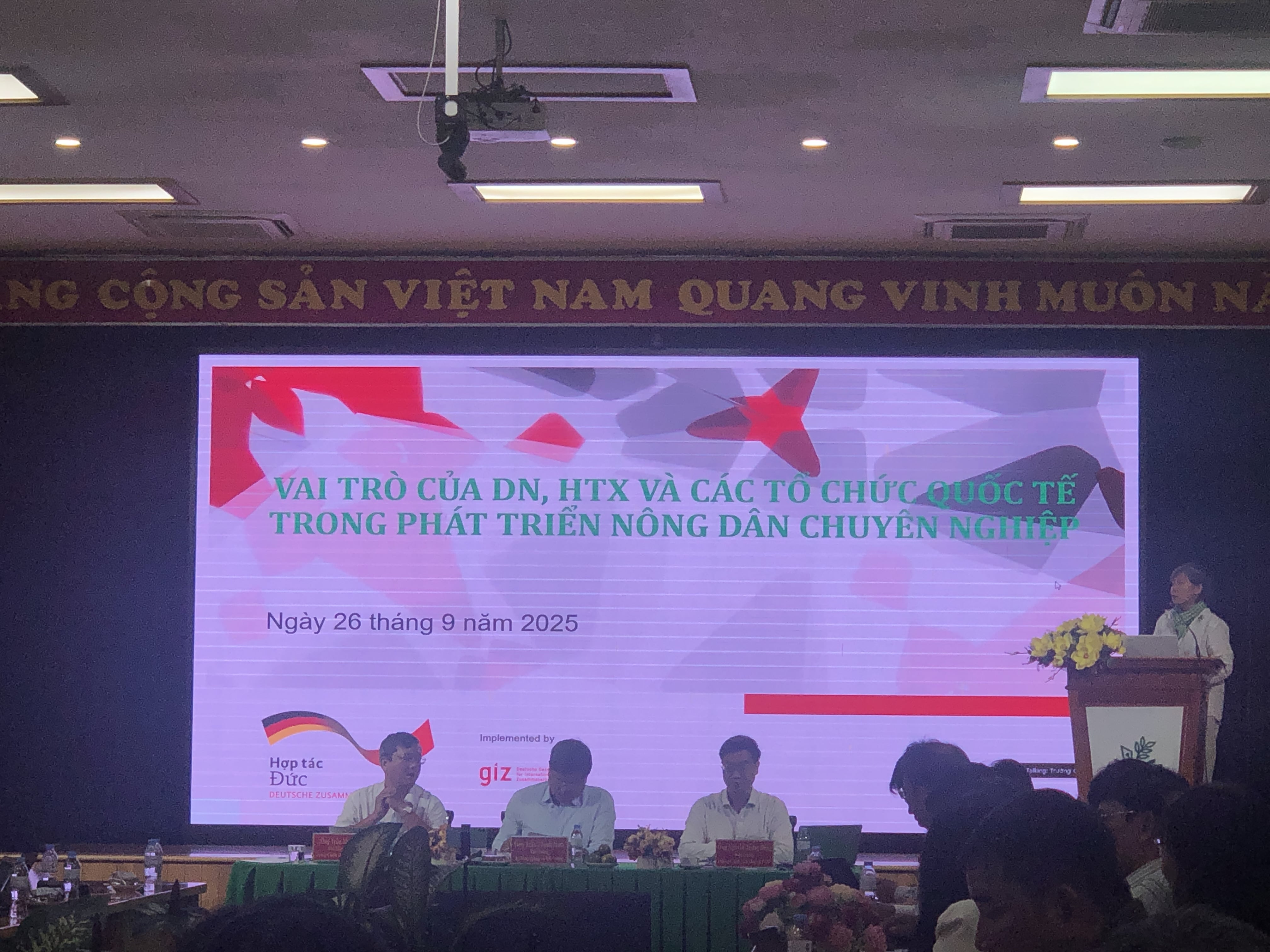 An expert speaks at the Professional and Smart Farmer conference_Vietnamese farmers